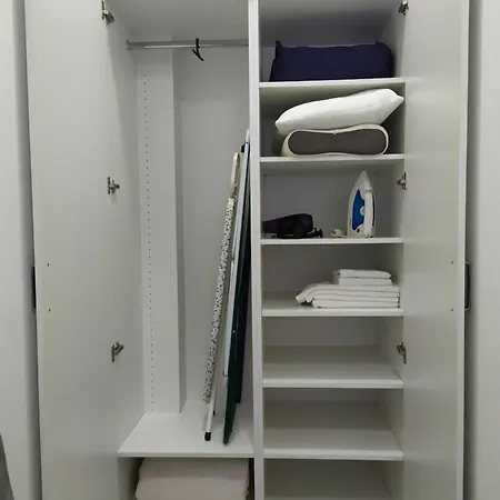One-bedroom In The Center Of On A Quiet Street 5 Minutes To The Apartment *